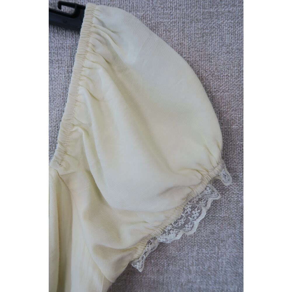 Et Clet Butter Yellow Puff Sleeve Button-Front Crop Top with Lace Trim - Picture 4 of 6
